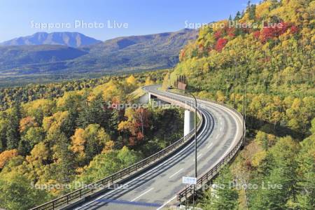 三国峠の紅葉　三国峠橋