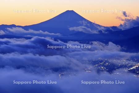 高ボッチから夜明けの雲海の富士山と諏訪湖の街灯り