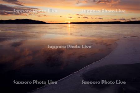釧路湿原の凍るシラルトロ湖の夕景