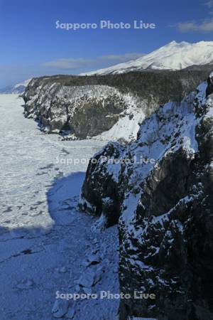 流氷と知床西海岸の断崖と硫黄山・世界遺産