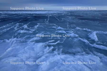 シャーベット状の凍るオホーツク海