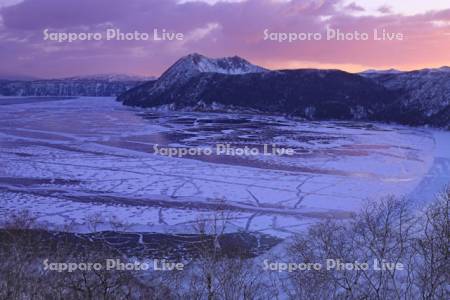 夜明けの凍る摩周湖と摩周岳