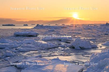 オホーツク海の流氷と知床半島からの日の出