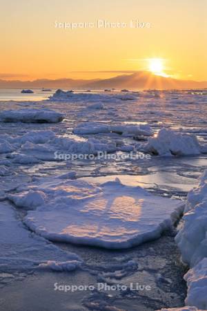 オホーツク海の流氷と知床半島からの日の出