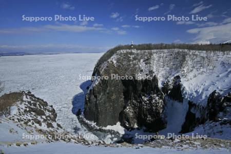 フレペの滝展望台から凍るフレペの滝と流氷