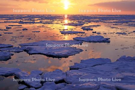 オホーツク海の夕日と流氷