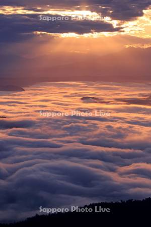 雲海の屈斜路湖の朝の光芒