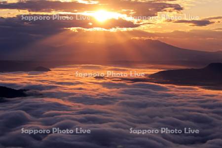 雲海の屈斜路湖の朝の光芒