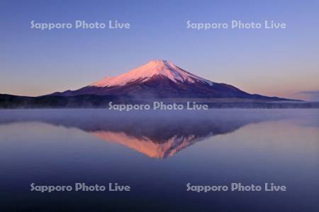 けあらしの山中湖と朝焼けの富士山と逆さ富士・世界遺産