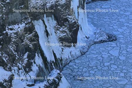 凍る湯の華の滝と流氷