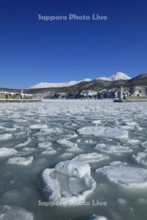 ウトロ港の流氷と知床連峰