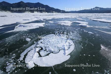 糠平湖のアイスバブル