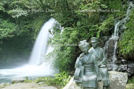 河津七滝の初景滝と伊豆の踊り子像