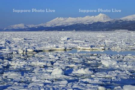 オホーツク海の流氷と知床連峰