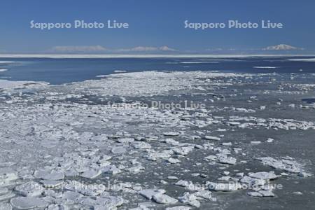 能取岬からオホーツク海の流氷と知床連峰