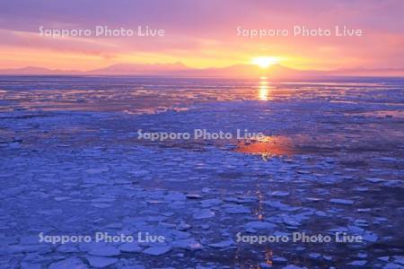 能取岬から日の出の知床連峰と流氷