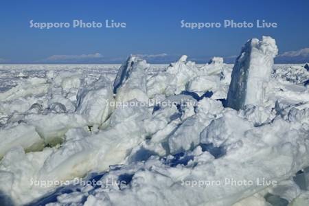 オホーツク海の重なり合う流氷と知床連峰