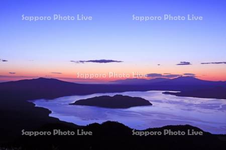 津別峠から屈斜路湖の夜明け