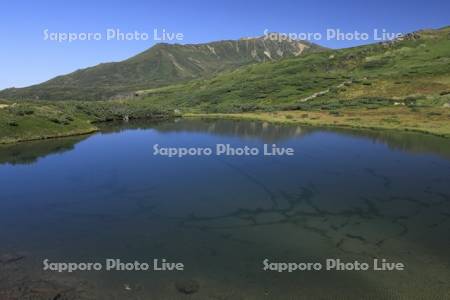 大雪山の当麻岳と鏡池