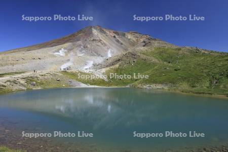 大雪山の旭岳と姿見の池