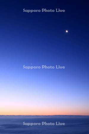 津別峠から雲海の屈斜路湖と夜明けの月