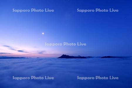 夜明けの霧の摩周湖と月と摩周岳