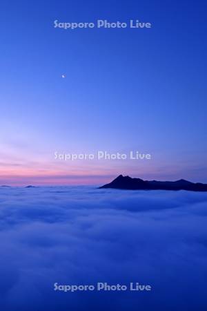 夜明けの霧の摩周湖と月と摩周岳