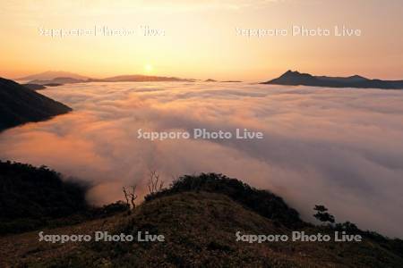 日の出の霧の摩周湖と摩周岳