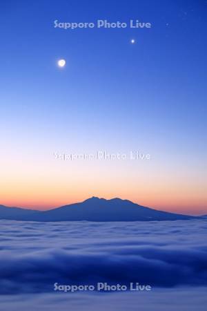 小清水高原から夜明けの斜里岳と月