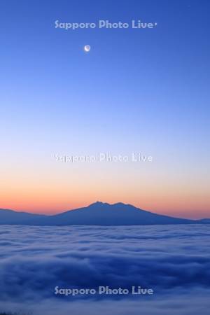 小清水高原から夜明けの斜里岳と月