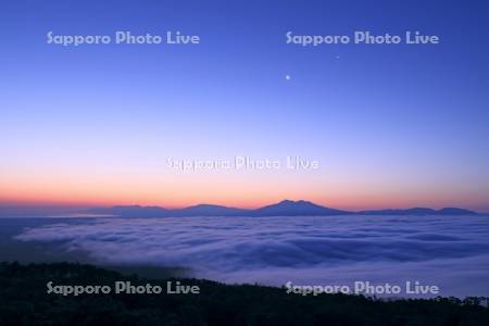 小清水高原から夜明けの斜里岳と月