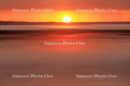 北斗のサテライト展望台から朝霧の釧路湿原の日の出