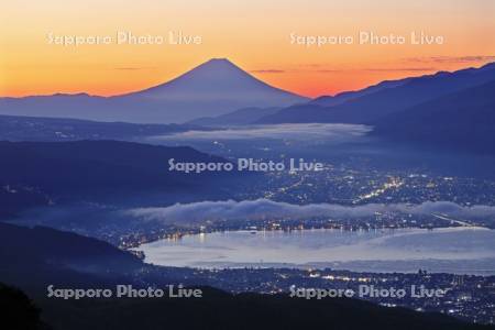 高ボッチから夜明けの富士山と諏訪湖の街明かり・世界遺産
