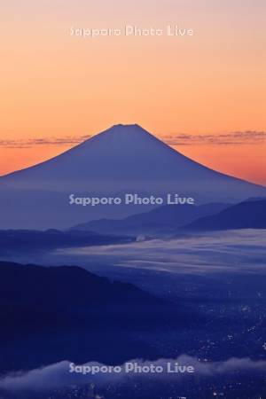 高ボッチから夜明けの富士山と諏訪湖の街明かり・世界遺産