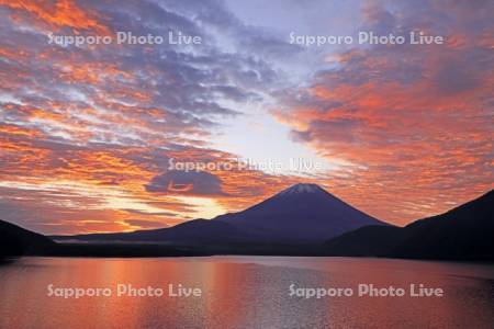 本栖湖と朝焼けの富士山・世界遺産