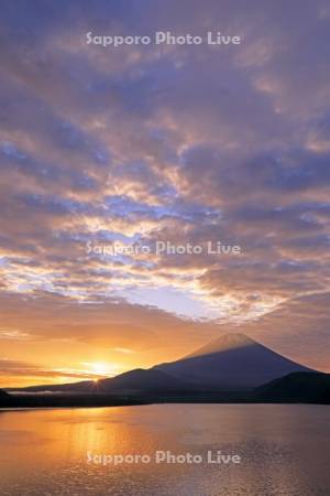 本栖湖の日の出と朝焼けの富士山・世界遺産