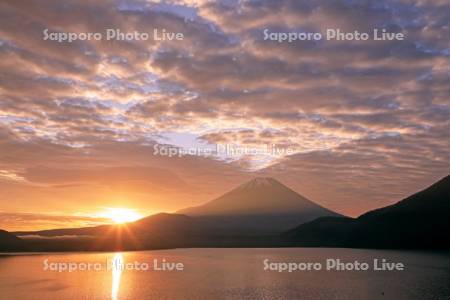 本栖湖の日の出と朝焼けの富士山・世界遺産