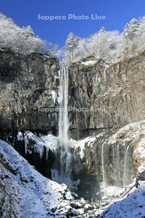 新雪の華厳の滝