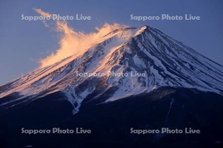 河口湖から朝焼けの雲たなびく富士山　世界遺産