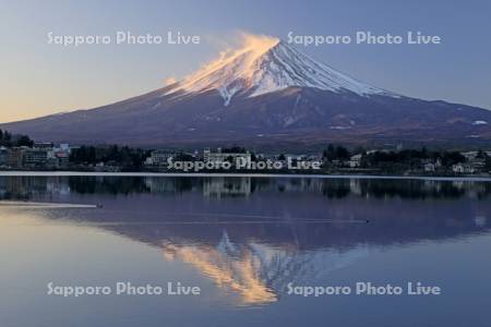 河口湖と朝焼けの富士山　世界遺産