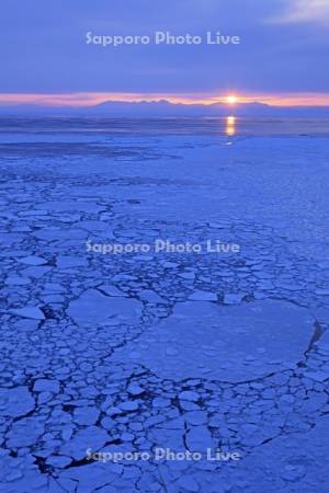 能取岬からオホーツク海の流氷と知床連峰の日の出