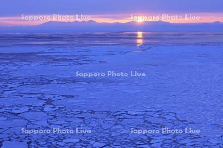 能取岬からオホーツク海の流氷と知床連峰の日の出