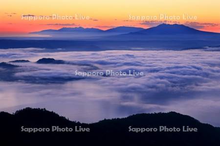 朝の津別峠から雲海の屈斜路湖と知床連峰・世界遺産