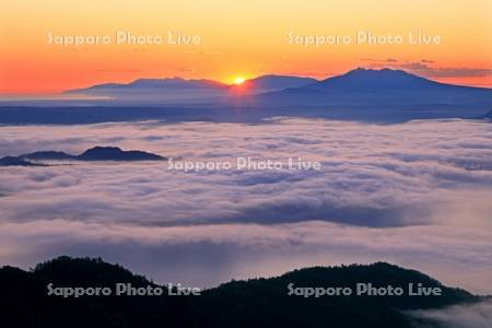 津別峠から日の出と雲海の屈斜路湖と知床連峰・世界遺産