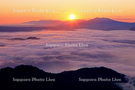 津別峠から日の出と雲海の屈斜路湖と知床連峰・世界遺産