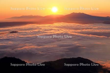 津別峠から日の出と雲海の屈斜路湖と知床連峰・世界遺産