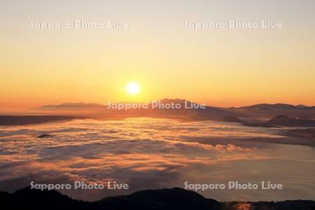 津別峠から日の出と雲海の屈斜路湖と知床連峰・世界遺産