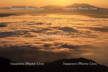 朝の津別峠から雲海の屈斜路湖と知床連峰・世界遺産