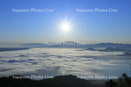 朝の津別峠から雲海の屈斜路湖と知床連峰・世界遺産