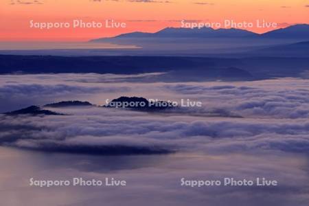 朝の津別峠から雲海の屈斜路湖と知床連峰・世界遺産